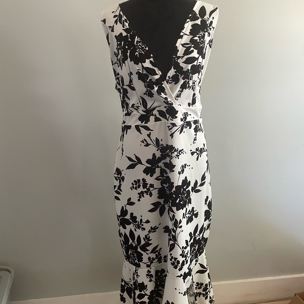 Chic Black and White Maxi Dress with Timeless Elegance